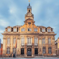 Das Rathaus von Schwäbisch Hall im Winter, mit schneebedeckten Dächern und einem klaren blauen Himmel. Die Architektur ist barock und prächtig verziert., © Stadt Schwäbisch Hall - Michael Kühneisen Das Rathaus von Schwäbisch Hall im Winter, mit schneebedeckten Dächern und einem klaren blauen Himmel. Die Architektur ist barock und prächtig verziert., © Stadt Schwäbisch Hall - Michael Kühneisen