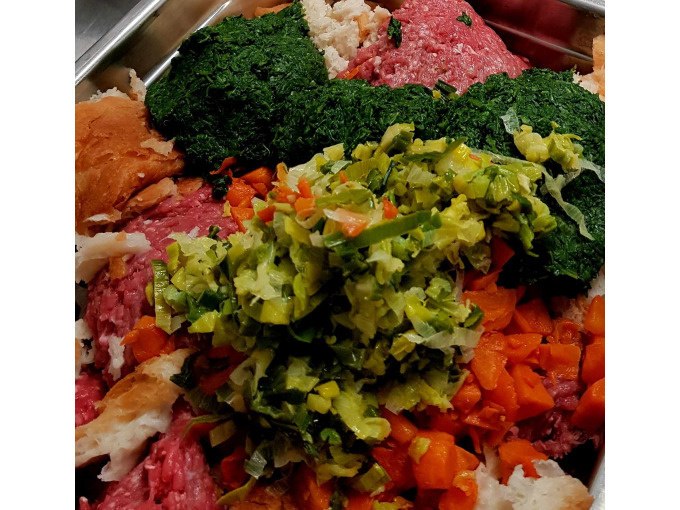 Zutaten f&uuml;r schw&auml;bische Maultaschen: Hackfleisch, Spinat, Karotten, Lauch und Brot in einer Sch&uuml;ssel., &copy; Kultweine-Kochwelten-Kunst&uuml;cke - Kochschule Sonja Lenz