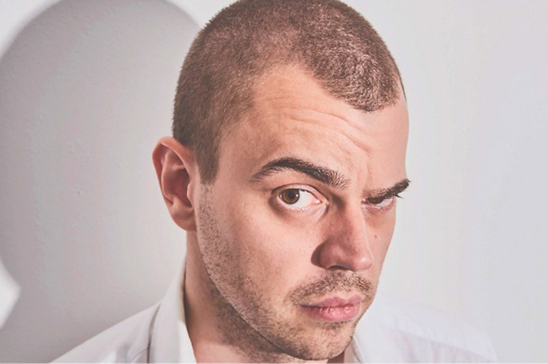 Ein Mann mit skeptischem Blick, kurz geschorenem Haar und weißem Hemd vor hellem Hintergrund., © IMK - Rainer Koczwara Ein Mann mit skeptischem Blick, kurz geschorenem Haar und weißem Hemd vor hellem Hintergrund., © IMK - Rainer Koczwara