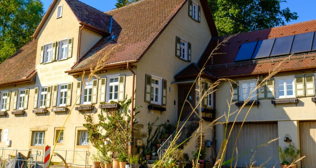 Idyllisch im Remstal zwischen Hegnach und Hohenacker gelegen, wurde die Vogelm&uuml;hle 1864 als Kunden- und Handelsm&uuml;hle mit Backhaus erbaut. Heute ist sie ein Ort f&uuml;r Kunst, Kultur und Umweltbildung &ndash; mit Galerie, Veranstaltungen und einem Wasserkraftwerk, das das historische Geb&auml;ude nachhaltig nutzt.