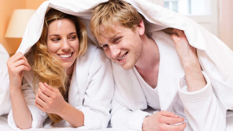 Hotelzimmer Paar 16:9, &copy; Amir Kaljikovic / Fotolia