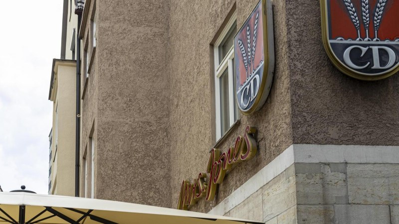 Ein Gebäude mit dem Schriftzug 'Mrs Jones' und einem Logo mit Ähren und den Buchstaben 'CD'. Ein Sonnenschirm ist im Vordergrund sichtbar., © SMG, Sarah Schmid Ein Gebäude mit dem Schriftzug 'Mrs Jones' und einem Logo mit Ähren und den Buchstaben 'CD'. Ein Sonnenschirm ist im Vordergrund sichtbar., © SMG, Sarah Schmid