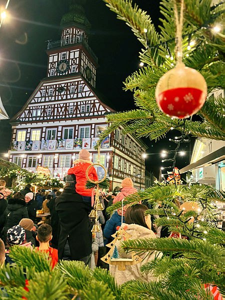 Adventskalender am Rathaus mit Frau Holle., © Stadt Kirchheim unter Teck Adventskalender am Rathaus mit Frau Holle., © Stadt Kirchheim unter Teck