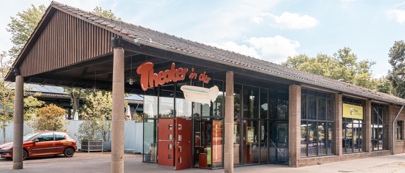 Eingang des Theaters in der Badewanne mit Glasfront und rotem Auto davor. Ein Schild mit dem Theaternamen und einer Badewanne ist sichtbar., © Stuttgart Marketing GmbH, Sarah Schmid