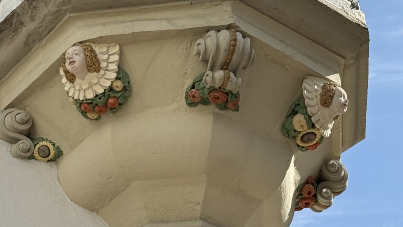 Detailaufnahme von Neidköpfen an einem Fachwerkgebäude. Die kunstvoll gestalteten Köpfe sind bunt bemalt und zeigen verschiedene Gesichtsausdrücke. Detailaufnahme von Neidköpfen an einem Fachwerkgebäude. Die kunstvoll gestalteten Köpfe sind bunt bemalt und zeigen verschiedene Gesichtsausdrücke.