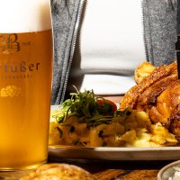 Barfüßer Bier vor einer Schweinshaxe mit Beilagen auf einem Restauranttisch., © Barfüßer Hausbrauerei Barfüßer Bier vor einer Schweinshaxe mit Beilagen auf einem Restauranttisch., © Barfüßer Hausbrauerei