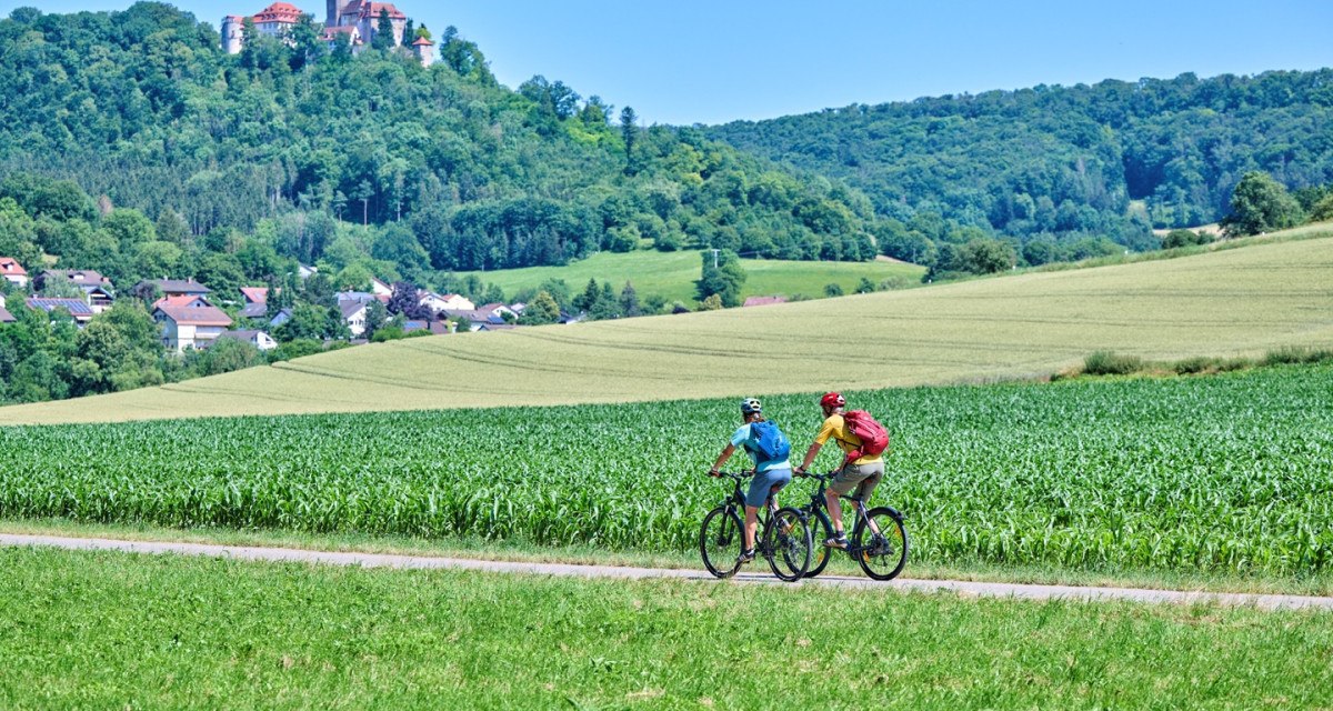 Radfahrer bei Schloss Stetten, © Touristikgemeinschaft Hohenlohe e. V. | Florian Trykowski