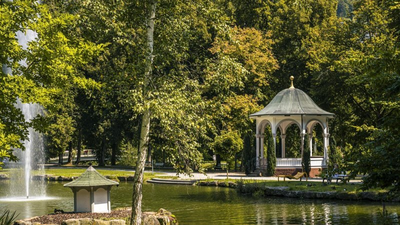 Ein Pavillon im Kurpark von Bad Liebenzell, umgeben von B&auml;umen und einem Teich mit Springbrunnen., &copy; Stuttgart-Marketing GmbH, Sarah Schmid