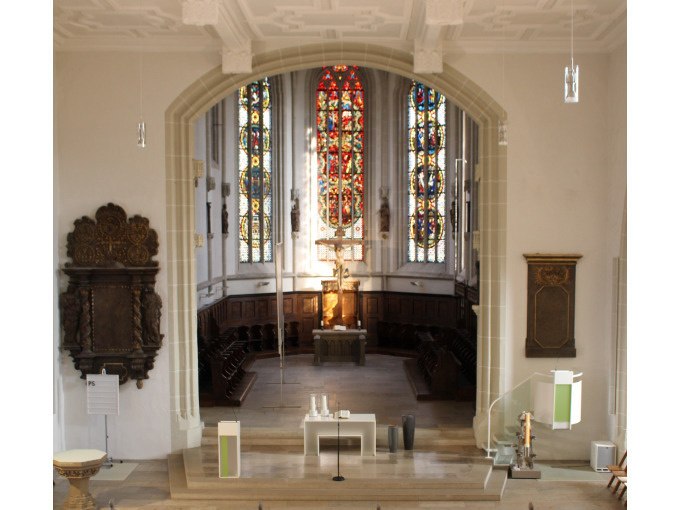 Innenansicht einer Kirche mit pr&auml;chtigen Glasfenstern und einem zentralen Altar. Die Architektur ist beeindruckend und detailreich., &copy; Stadt G&ouml;ppingen