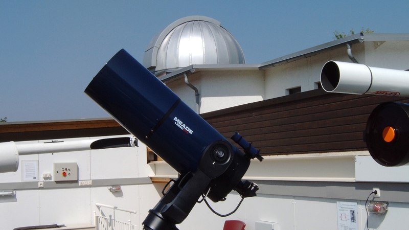 Teleskope auf einer Sternwarte, im Hintergrund eine silberne Kuppel. Der Himmel ist klar und blau., © Stadt Donzdorf Teleskope auf einer Sternwarte, im Hintergrund eine silberne Kuppel. Der Himmel ist klar und blau., © Stadt Donzdorf