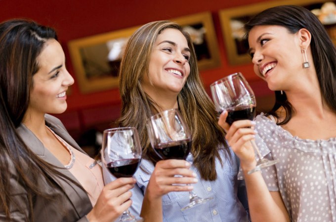 Drei Frauen genie&szlig;en gemeinsam ein Glas Rotwein und lachen in einer gem&uuml;tlichen Umgebung., &copy; Eigenbetrieb Tourismus und Citymanagement Schorndorf