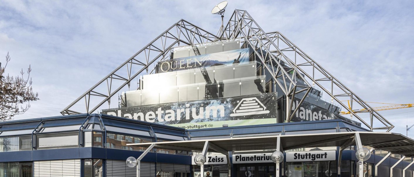 Das Carl-Zeiss Planetarium Stuttgart mit moderner Glas- und Stahlarchitektur, Werbebanner und klarem Himmel im Hintergrund., © Stuttgart-Marketing GmbH, Sarah Schmid