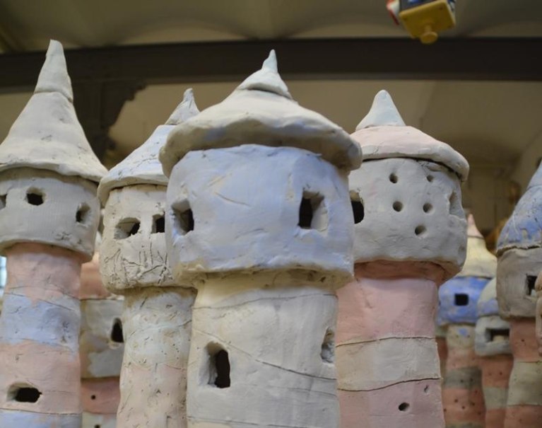 Tonmodelle von Hexenhäusern mit spitzen Dächern und kleinen Fenstern in verschiedenen Farben., © Kunstschule Labyrinth Tonmodelle von Hexenhäusern mit spitzen Dächern und kleinen Fenstern in verschiedenen Farben., © Kunstschule Labyrinth