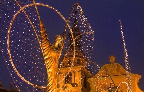 Ein beleuchteter Engel mit ausgebreiteten Flügeln vor einer Kirche, umgeben von Lichterketten, bei Nacht., © Tourist Information und Ticket Service Ludwigsburg Ein beleuchteter Engel mit ausgebreiteten Flügeln vor einer Kirche, umgeben von Lichterketten, bei Nacht., © Tourist Information und Ticket Service Ludwigsburg