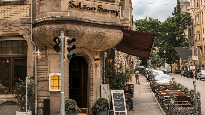 Ein Restaurant namens Sultan Saray in einem historischen Gebäude. Vor dem Eingang stehen Tische auf dem Gehweg. Ein Verkehrsschild zeigt 40 km/h an., © SMG, Sarah Schmid Ein Restaurant namens Sultan Saray in einem historischen Gebäude. Vor dem Eingang stehen Tische auf dem Gehweg. Ein Verkehrsschild zeigt 40 km/h an., © SMG, Sarah Schmid