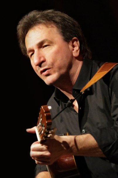 Ein Mann in einem schwarzen Hemd spielt Gitarre und singt leidenschaftlich auf einer Bühne., © Schönblick gemeinnützige GmbH Ein Mann in einem schwarzen Hemd spielt Gitarre und singt leidenschaftlich auf einer Bühne., © Schönblick gemeinnützige GmbH