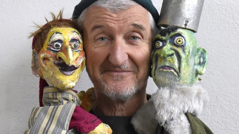 Ein Mann posiert mit zwei Handpuppen, einer fr&ouml;hlichen und einer grimmigen, vor einer wei&szlig;en Wand., &copy; Bildrechte: Gregor Oehmann