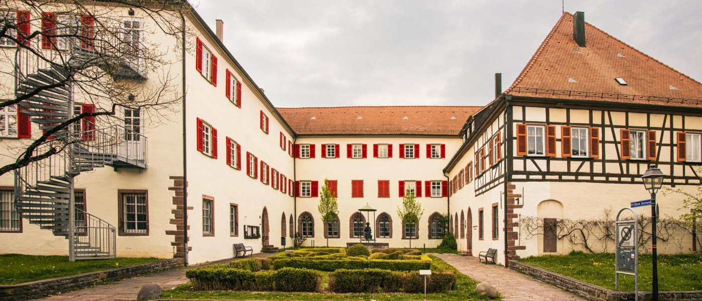 Ein historisches Fachwerkgebäude in Weil der Stadt mit roten Fensterläden und einem gepflegten Garten im Vordergrund., © Stuttgart-Marketing GmbH, Sarah Schmid Ein historisches Fachwerkgebäude in Weil der Stadt mit roten Fensterläden und einem gepflegten Garten im Vordergrund., © Stuttgart-Marketing GmbH, Sarah Schmid