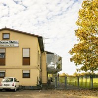 Sportheim Lettenwäldle mit geparkten Autos, umgeben von herbstlichen Bäumen und einem Sportplatz im Hintergrund., © Stuttgart Marketing GmbH, Sarah Schmid Sportheim Lettenwäldle mit geparkten Autos, umgeben von herbstlichen Bäumen und einem Sportplatz im Hintergrund., © Stuttgart Marketing GmbH, Sarah Schmid