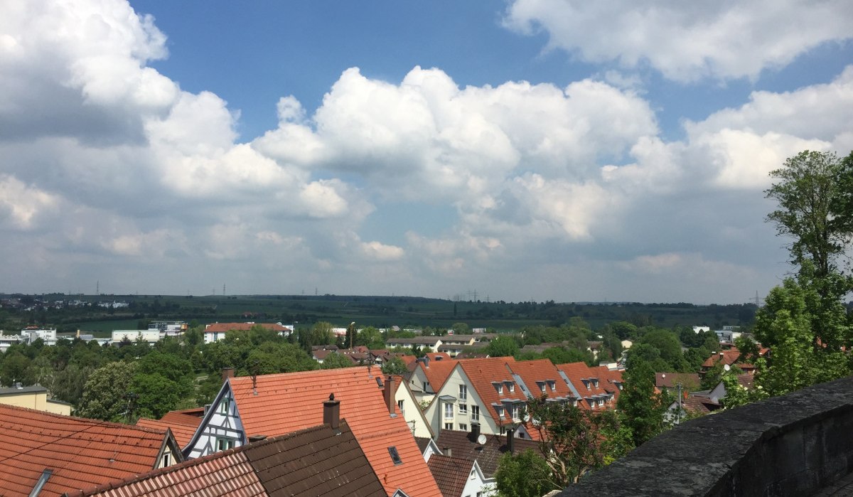 Panoramablick auf Herrenberg mit roten Dächern und üppigem Grün unter einem bewölkten Himmel., © www.pro-cycl.de Panoramablick auf Herrenberg mit roten Dächern und üppigem Grün unter einem bewölkten Himmel., © www.pro-cycl.de