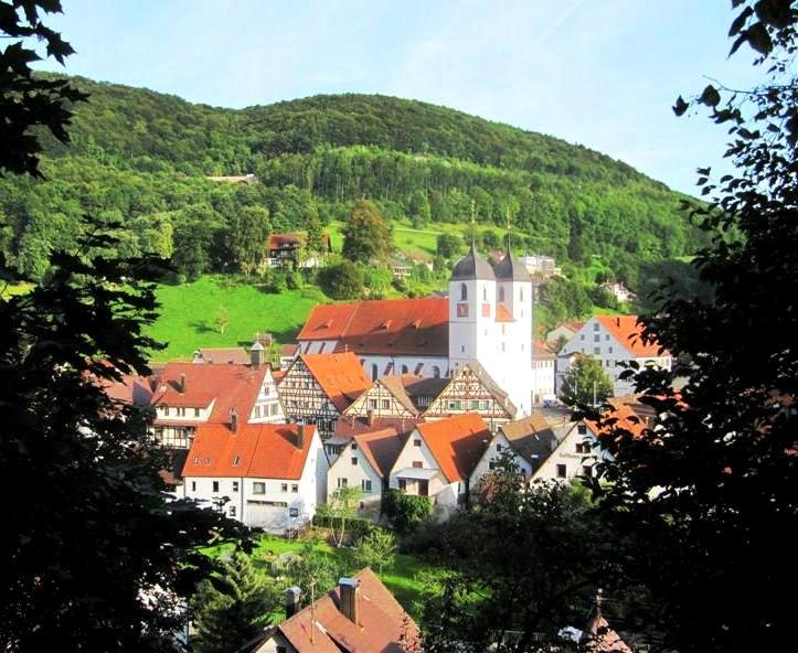 Wiesensteig in der schwäbischen Alb mit Fachwerkhäusern und einer Kirche, umgeben von grünen Hügeln und Wäldern., © R.Storr