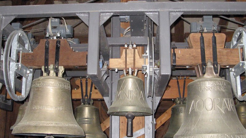 Mehrere Glocken im Glockenmuseum Herrenberg, montiert in einem Metallrahmen mit Holzdetails., © Stuttgart-Marketing GmbH Mehrere Glocken im Glockenmuseum Herrenberg, montiert in einem Metallrahmen mit Holzdetails., © Stuttgart-Marketing GmbH