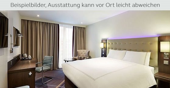 Modernes Hotelzimmer mit großem Bett, Schreibtisch, Sessel und Vorhängen. Hinweis: Ausstattung kann abweichen., © Premier Inn