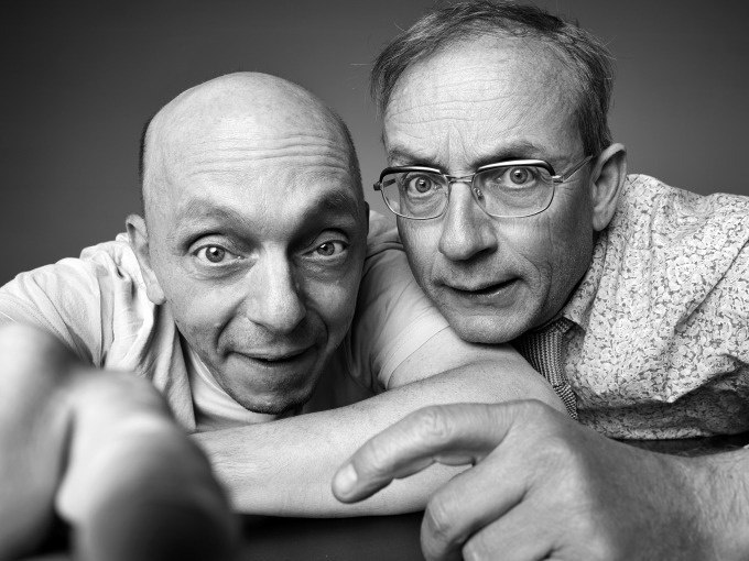 Zwei Männer blicken humorvoll in die Kamera. Einer zeigt mit dem Finger, der andere trägt eine Brille. Schwarz-Weiß-Fotografie., © Stadt Murrhardt Zwei Männer blicken humorvoll in die Kamera. Einer zeigt mit dem Finger, der andere trägt eine Brille. Schwarz-Weiß-Fotografie., © Stadt Murrhardt