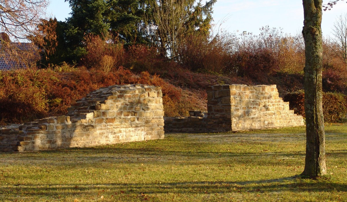 Ruinen des Kohortenkastells Böbingen, bestehend aus alten Steinmauern, umgeben von Bäumen und herbstlicher Vegetation., © Gemeinde Böbingen