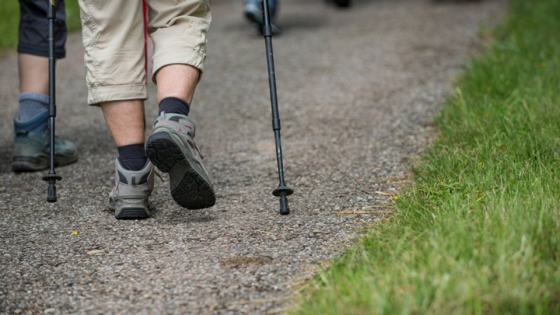 Zwei Personen wandern mit Trekkingst&ouml;cken auf einem Kiesweg, umgeben von Gras. Sie tragen Wanderschuhe und bequeme Kleidung., &copy; Stadt Schorndorf
