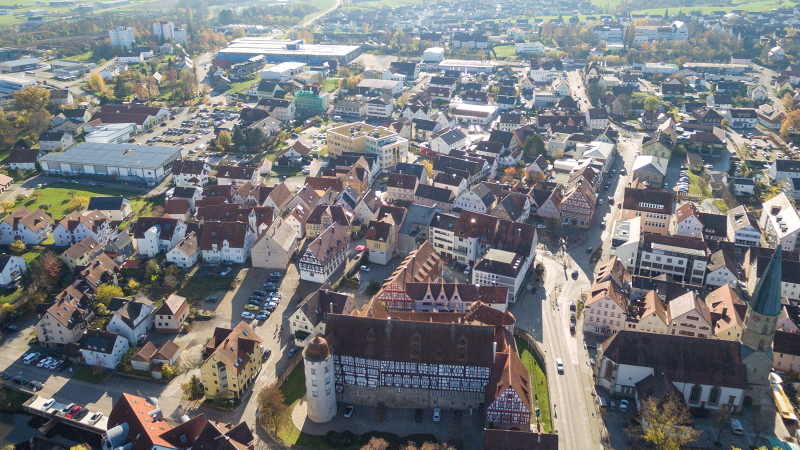 Luftaufnahme von Gaildorf mit Fachwerkhäusern, Kirche und umliegenden Gebäuden. Die Stadt ist von grünen Feldern umgeben., © Stadt Gaildorf Luftaufnahme von Gaildorf mit Fachwerkhäusern, Kirche und umliegenden Gebäuden. Die Stadt ist von grünen Feldern umgeben., © Stadt Gaildorf