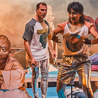 Zwei Personen auf einer Bühne mit Yoda, Spider-Man und Wonder Woman im Hintergrund. Die Szene wirkt fantasievoll und bunt., © JES, Alex Wunsch