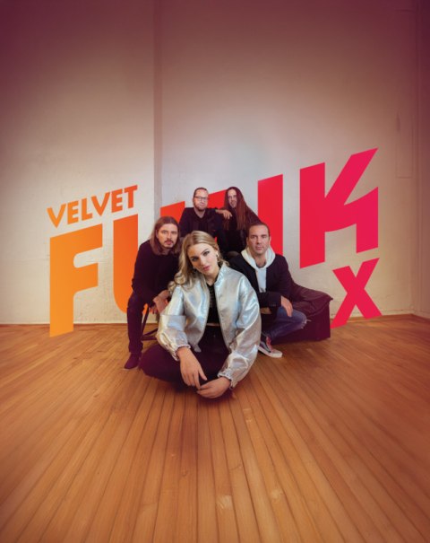 Eine Musikgruppe sitzt und steht vor einem großen Schriftzug 'Velvet Funk X' in einem Raum mit Holzboden. Die Mitglieder tragen lässige Kleidung., © Interessengemeinschaft Kultur Sindelfingen / Böblingen e.V. Eine Musikgruppe sitzt und steht vor einem großen Schriftzug 'Velvet Funk X' in einem Raum mit Holzboden. Die Mitglieder tragen lässige Kleidung., © Interessengemeinschaft Kultur Sindelfingen / Böblingen e.V.