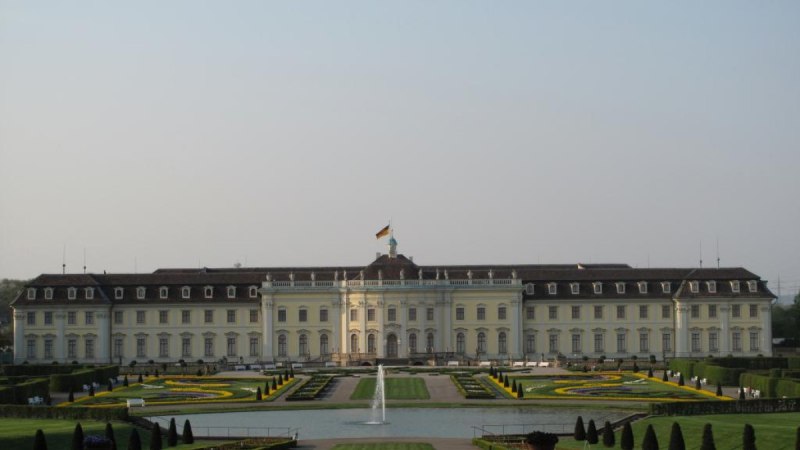 Das Residenzschloss Ludwigsburg mit symmetrischer Fassade, gepflegten G&auml;rten und einem zentralen Springbrunnen bei klarem Himmel., &copy; Ludwigsburg - Stuttgart-Marketing GmbH