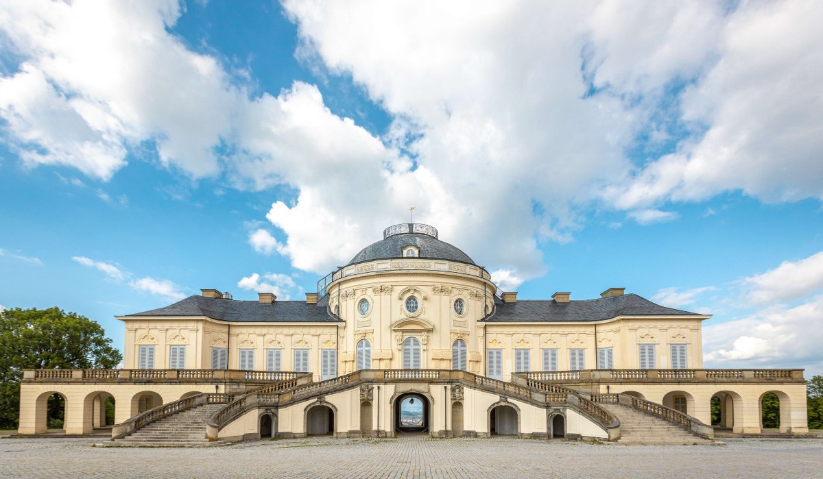 Schloss Solitude in Ludwigsburg mit symmetrischer Fassade, Treppenaufgang und blauem Himmel im Hintergrund., © Kartin Lehr VIEL UNTERWEGS Schloss Solitude in Ludwigsburg mit symmetrischer Fassade, Treppenaufgang und blauem Himmel im Hintergrund., © Kartin Lehr VIEL UNTERWEGS
