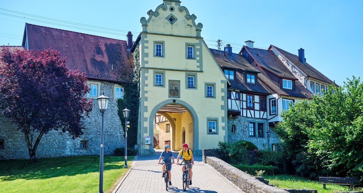 Radfahrer am Würzburger Tor in Forchtenberg, © Touristikgemeinschaft Hohenlohe e. V. | Florian Trykowski Radfahrer am Würzburger Tor in Forchtenberg, © Touristikgemeinschaft Hohenlohe e. V. | Florian Trykowski