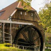 Eine historische Wassermühle mit großem Mühlrad, umgeben von Bäumen und Natur. Das Gebäude hat ein rotes Ziegeldach und Holzwände., © Stuttgart-Marketing GmbH, Sarah Schmid Eine historische Wassermühle mit großem Mühlrad, umgeben von Bäumen und Natur. Das Gebäude hat ein rotes Ziegeldach und Holzwände., © Stuttgart-Marketing GmbH, Sarah Schmid