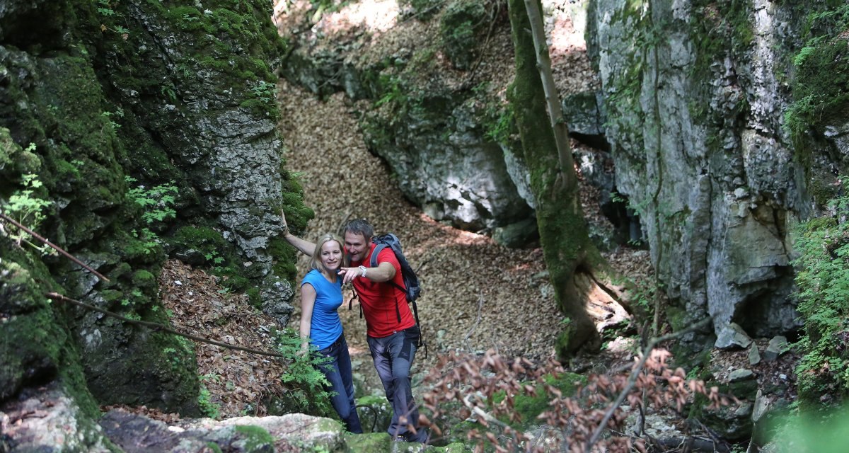 Wanderer erkunden die Wolfsschlucht, &copy; Bad Urach Tourismus