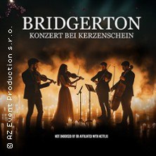 Vier Musiker spielen Streichinstrumente im Kerzenschein. Der Titel 'Bridgerton Konzert bei Kerzenschein' ist oben zu sehen., © links im Bild