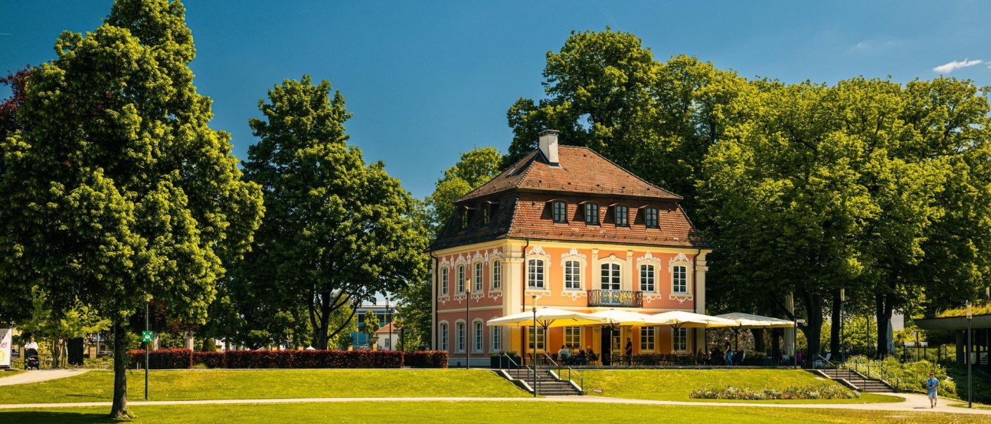 Das Rokokoschlösschen in Schwäbisch Gmünd, umgeben von grünen Bäumen und einem gepflegten Rasen, bei sonnigem Wetter., © Stuttgart-Marketing GmbH, Sarah Schmid
