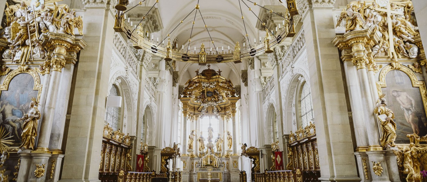 Prächtiger Kircheninnenraum der Großcomburg in Schwäbisch Hall mit reich verziertem Altar, goldenen Statuen und kunstvollen Verzierungen., © Nico Kurth Prächtiger Kircheninnenraum der Großcomburg in Schwäbisch Hall mit reich verziertem Altar, goldenen Statuen und kunstvollen Verzierungen., © Nico Kurth