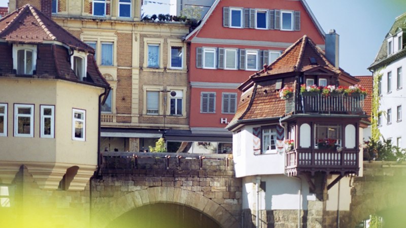 Historische Gebäude in Esslingen am Neckar mit Fachwerk und Blumen auf Balkonen. Die Architektur zeigt traditionelle Stilelemente., © Esslinger Stadtmarketing & Tourismus GmbH