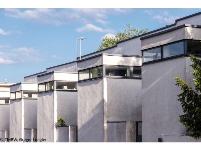 Moderne Gebäude der Weissenhofsiedlung mit flachen Dächern und großen Fenstern, umgeben von Bäumen und blauem Himmel., © Stuttgart Marketing GmbH Moderne Gebäude der Weissenhofsiedlung mit flachen Dächern und großen Fenstern, umgeben von Bäumen und blauem Himmel., © Stuttgart Marketing GmbH