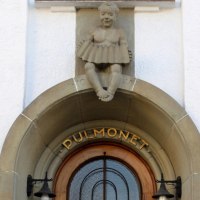 Ein steinerner Eingang mit der Aufschrift 'Pulmonet' und einer Figur, die ein Akkordeon spielt, dar&uuml;ber. Zwei Lampen flankieren die T&uuml;r., &copy; Stadt G&ouml;ppingen