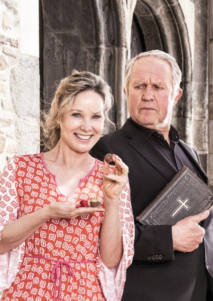 Frau in rotem Kleid hält Schokolade, lächelnd. Mann in Schwarz mit Buch daneben, ernster Blick. Hintergrund: steinerner Torbogen., © Stadt Winnenden Frau in rotem Kleid hält Schokolade, lächelnd. Mann in Schwarz mit Buch daneben, ernster Blick. Hintergrund: steinerner Torbogen., © Stadt Winnenden