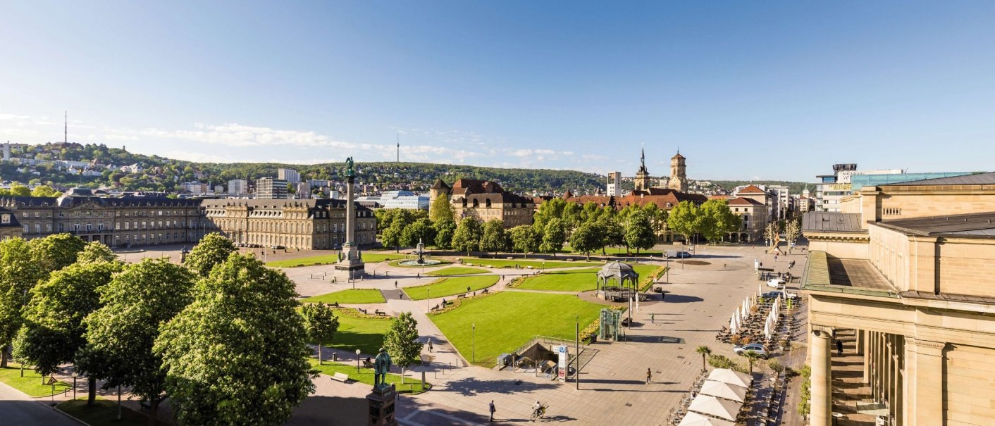 Panoramablick auf den Schlossplatz in Stuttgart mit Gr&uuml;nfl&auml;chen, historischen Geb&auml;uden und einem klaren blauen Himmel., &copy; Stuttgart-Marketing GmbH Werner Dieterich