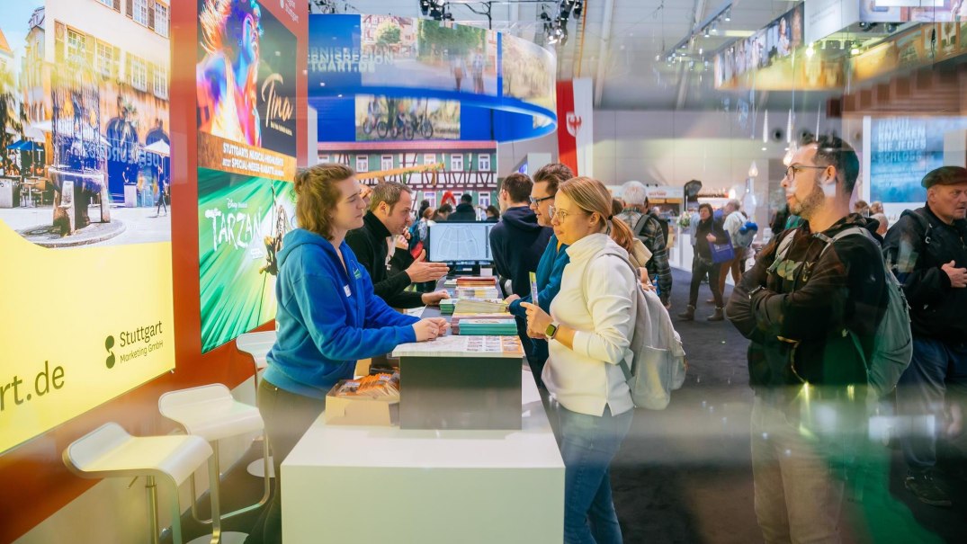 Besucher an einem Messestand auf der CMT Messe 2025 in Stuttgart, mit bunten Werbeplakaten im Hintergrund., © Stuttgart-Marketing GmbH, Thomas Niedermüller Besucher an einem Messestand auf der CMT Messe 2025 in Stuttgart, mit bunten Werbeplakaten im Hintergrund., © Stuttgart-Marketing GmbH, Thomas Niedermüller