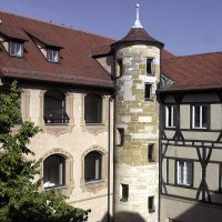 Innenhof von Schloss Göppingen mit Fachwerkfassade, Turm und Baum im Vordergrund., © Stuttgart-Marketing GmbH