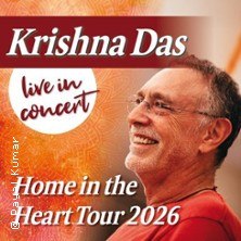 Krishna Das lächelt auf einem Konzertplakat für die 'Home in the Heart Tour 2026'. Text: 'live in concert'., © links im Bild Krishna Das lächelt auf einem Konzertplakat für die 'Home in the Heart Tour 2026'. Text: 'live in concert'., © links im Bild