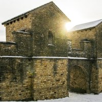 Ein römisches Kastell aus Stein im Schnee, beleuchtet von Sonnenstrahlen. Im Hintergrund sind Bäume und ein kleiner Pavillon zu sehen., © SMG, Sarah Schmid